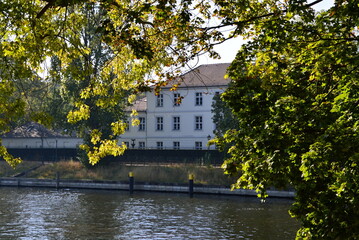 Fototapeta na wymiar Schloss Bellevue an der Spree, Tiergarten, Berlin