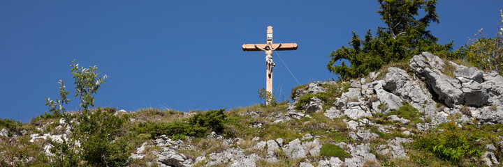 Fototapeta premium Felsen mit Kreuz am Wallberg, Oberbayern, Bayern, Deutschland, Europa