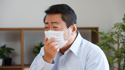 咳をする中年男性