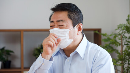咳をする中年男性