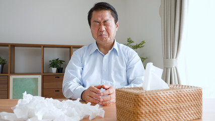 鼻をかむ中年男性