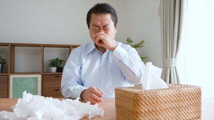 鼻をかむ中年男性