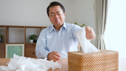 鼻をかむ中年男性