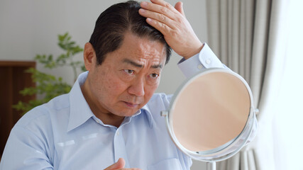 髪の毛を整える中年男性