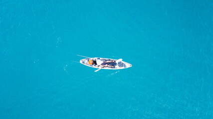 Uomo Pesca dal suo Kayak in alto mare.