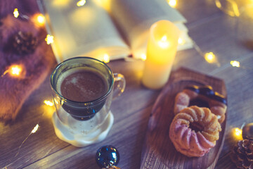 クリスマスシーズンのおやつ、ドーナツ、コーヒー、ココア、クリスマスツリー、グラス