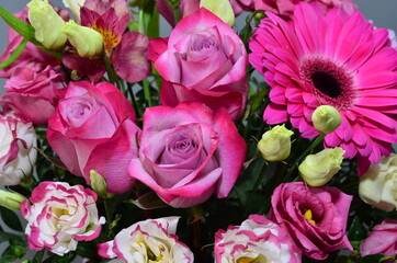 
Compositions with fresh flowers in boxes