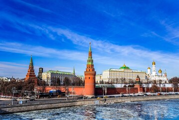 Obraz premium View of the Moscow Kremlin and Moscow River in early spring in March during the ice break. Russia.