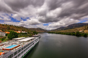 Fototapeta premium crucero por el rio Duero en Barca D´alva (Portugal)