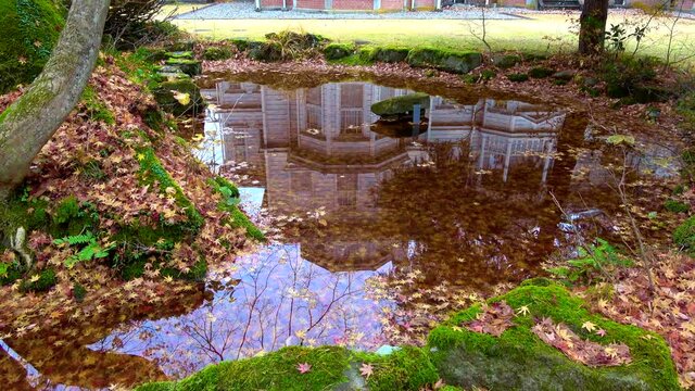 秋の天鏡閣・庭の池（福島県・猪苗代町）