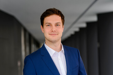 Bewerbungsfoto im Bürogebäude vor Ort