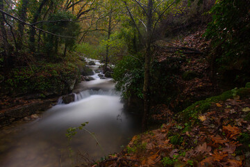 Obraz premium fotografia otoñal de larga exposicon realizada en la Sierra de Tormantos, Valle del Jerte (España)