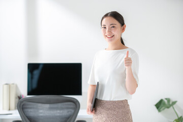 女性　パソコン