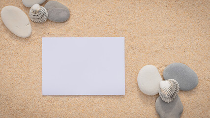 Fototapeta na wymiar Arrière-plan grains de sable de mer, sable fin de plage avec enveloppe et coquillages. Emplacement pour texte sur papier.
