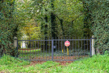 foret ne pas entrer propri&eacute;t&eacute; priv&eacute;e grille arbres