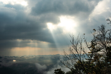 Fototapeta na wymiar 兵庫県・丹波市の雲海と光芒