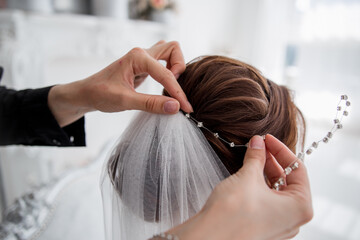 Fototapeta premium bride wear a veil in her hair in the morning
