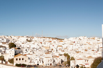 En la foto se ven las casas del pueblo banco de vejer en cádiz andalucía españa. Se aprecia su estructura tipica de fachadas blancas que contrastan con el cielo azul