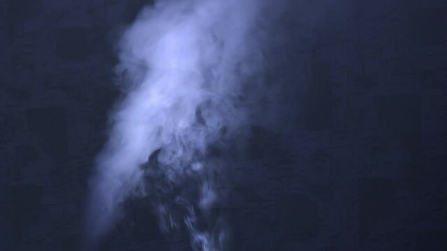 A fallow jet is emitted from the humidifier. An ultrasonic humidifier atomizes water vapor. Illuminated steam.