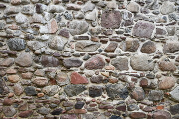Natursteinmauer aus unregelmäßig großen Steinen 