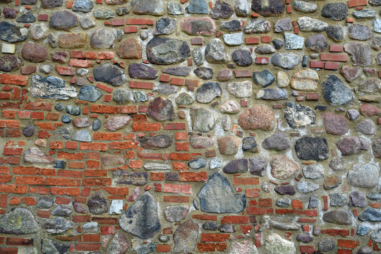 Natursteinmauer aus unregelm&auml;&szlig;ig gro&szlig;en und unbehauenen Steinen gemischt mit Ziegeln 