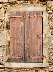 Fenêtre fermée à Caunes-Minervois, France
