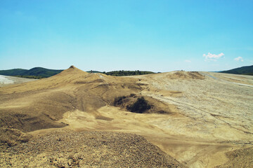 Volcanes de lodo (rumano: Vulcanii Noroiosi) de Berca en Rumanía. Es un espacio geológico protegido donde la principal atracción son los volcanes de lodo, un fenómeno conocido como vulcanismo frío.