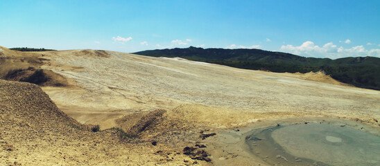 Volcanes de lodo (rumano: Vulcanii Noroiosi) de Berca en Ruman&iacute;a. Es un espacio geol&oacute;gico protegido donde la principal atracci&oacute;n son los volcanes de lodo, un fen&oacute;meno conocido como vulcanismo fr&iacute;o.