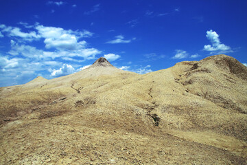 Volcanes de lodo (rumano: Vulcanii Noroiosi) de Berca en Rumanía. Es un espacio geológico protegido donde la principal atracción son los volcanes de lodo, un fenómeno conocido como vulcanismo frío.