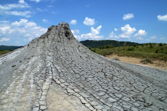 Volcanes de lodo (rumano: Vulcanii Noroiosi) de Berca en Ruman&iacute;a. Es un espacio geol&oacute;gico protegido donde la principal atracci&oacute;n son los volcanes de lodo, un fen&oacute;meno conocido como vulcanismo fr&iacute;o.