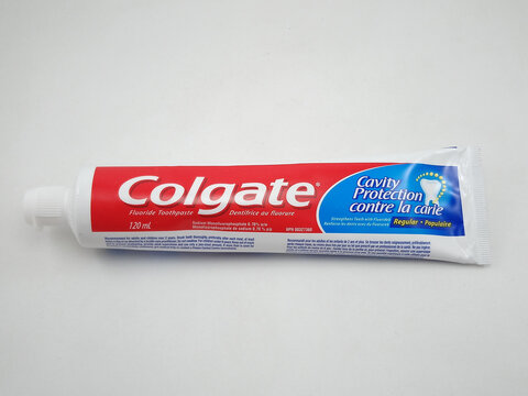 Colgate fluoride toothpaste regular in Manila, Philippines