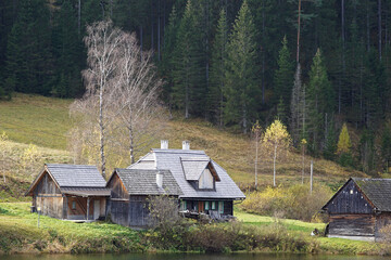 Altes Bauernhaus am Hubertussee im Herbst - Österreich