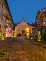 Fototapeta na wymiar Christmas atmosphere in the medieval cobbled streets in Orta San Giulio, stunning medieval village in Piedmont.Italy