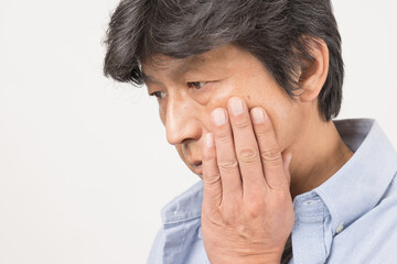 シミ、シワが気になる中年男性