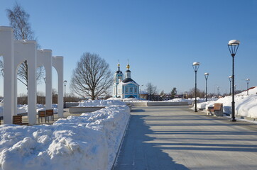Obraz premium Winter view from the city Park of the Church of the First apostles Peter and Paul. Sergiev Posad, Moscow region, Russia