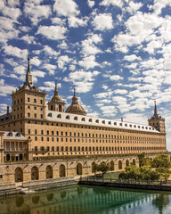 Fototapeta na wymiar Edificio San Lorenzo de El Escorial Basilica