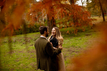 Fototapeta premium Young couple in the autumn park