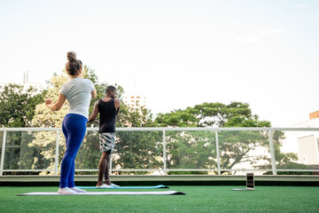Amigos em atividade f&iacute;sica ao ar livre.