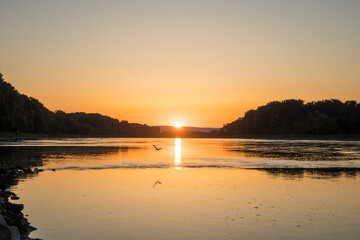 Sonnenaufgang am Rhein bei Germersheim, Deutschland