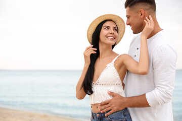 Obraz premium Lovely couple spending time together on beach. Space for text