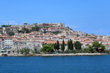 Fototapeta na wymiar Borgo di Portoferraio visto dal mare