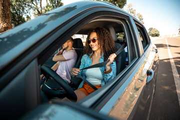 Passeio de carro com os amigos