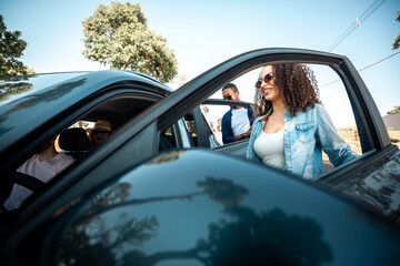 Passeio de carro com os amigos