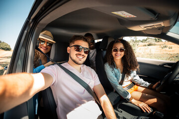 Passeio de carro com os amigos