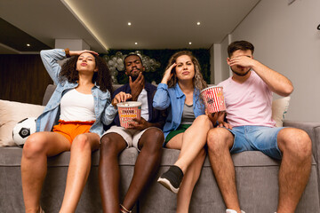 Amigos assistindo jogos pela televisão © FelipeBallin