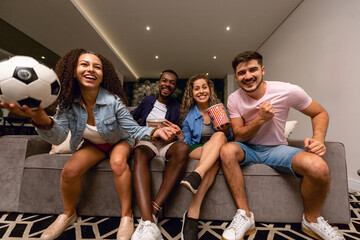 Amigos assistindo jogos pela televisão © FelipeBallin