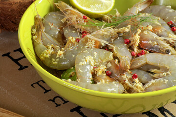 crevettes crues épicées sur un plat