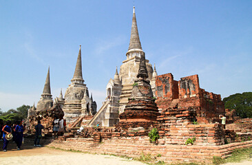 Fototapeta premium UNESCO world heritage. Ancient archaeological site at Ayutthaya Historical Park, Archaeological sites of Thailand in Ayutthaya, ancient and beautiful. Ayutthaya Province, Thailand.