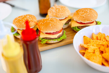 Hambúrguer com cerveja 
