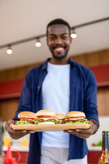 Servindo hambúrguer